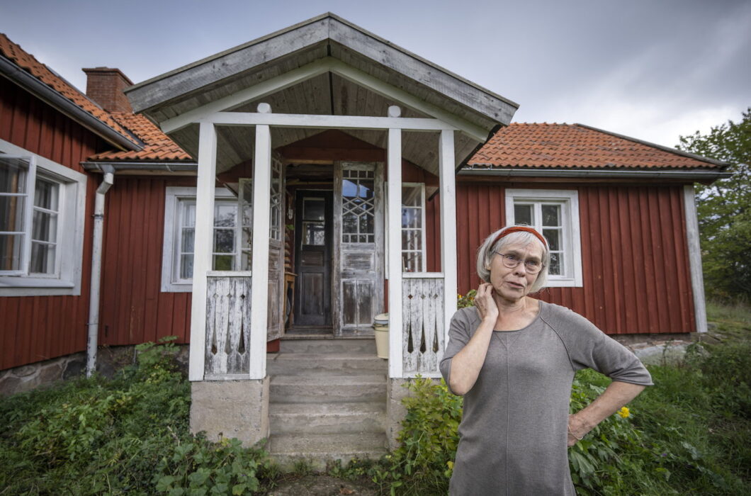 74-åriga Gunhild Pfeiffer-Merker har medvetet valt ett liv utan elektricitet och rinnande vatten mitt ute i den småländska skogen.