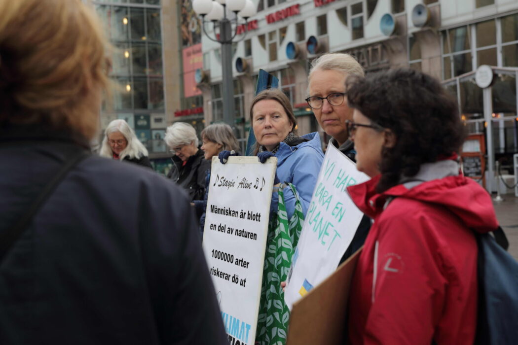 Varje lördag genomför föreningen en aktion på Medborgarplatsen i Stockholm.