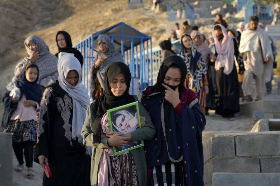 Anhöriga på väg till 20-åriga Vahida Heydaris grav för en minnesceremoni, efter terrordådet på ett hazariskt utbildningscenter i västra Kabul.