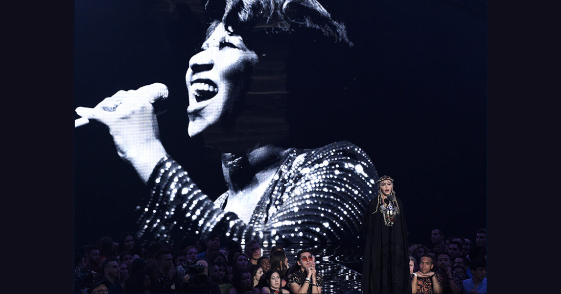Madonna hyllar Aretha Franklin, som syns på skärmen, vid MTV:s prisutdelning i New York i augusti 2018.