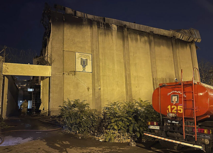 En svedd betongvägg som uppges höra till Evinfängelset syns på en bild från den statliga iranska nyhetsbyrån Irna.