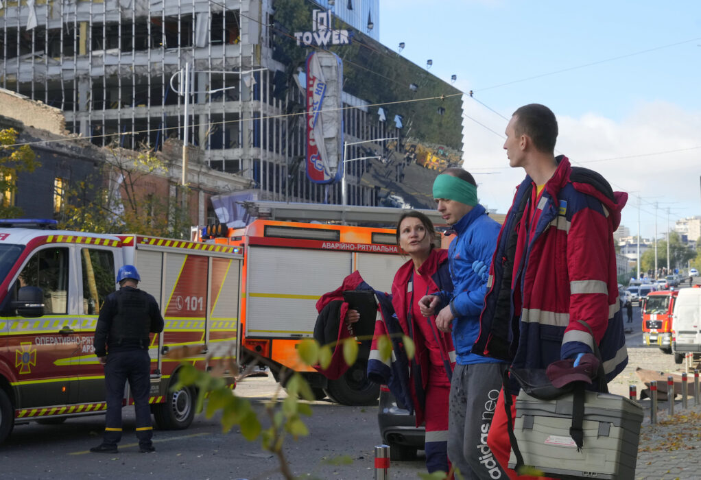 En skadad man får vård efter robotattackerna mot Kiev.