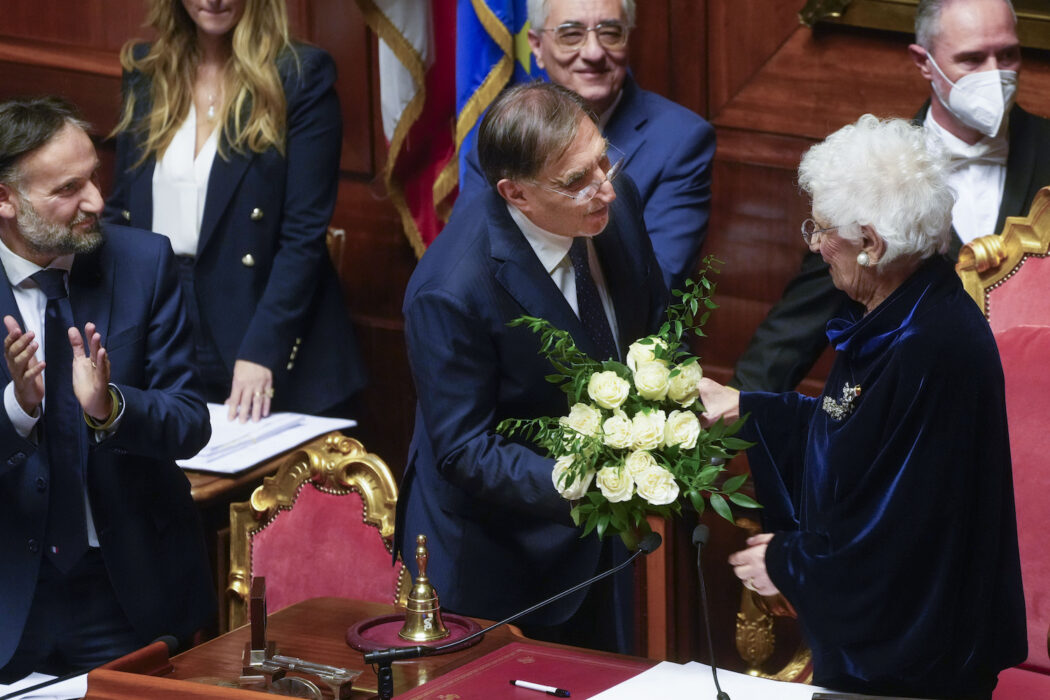 Nyvalde talmannen Ignazio La Russa överräckte en blombukett till Liliana Segre, förintelseöverlevare och senator på livstid som för dagen också hade rollen som tillfällig talman.