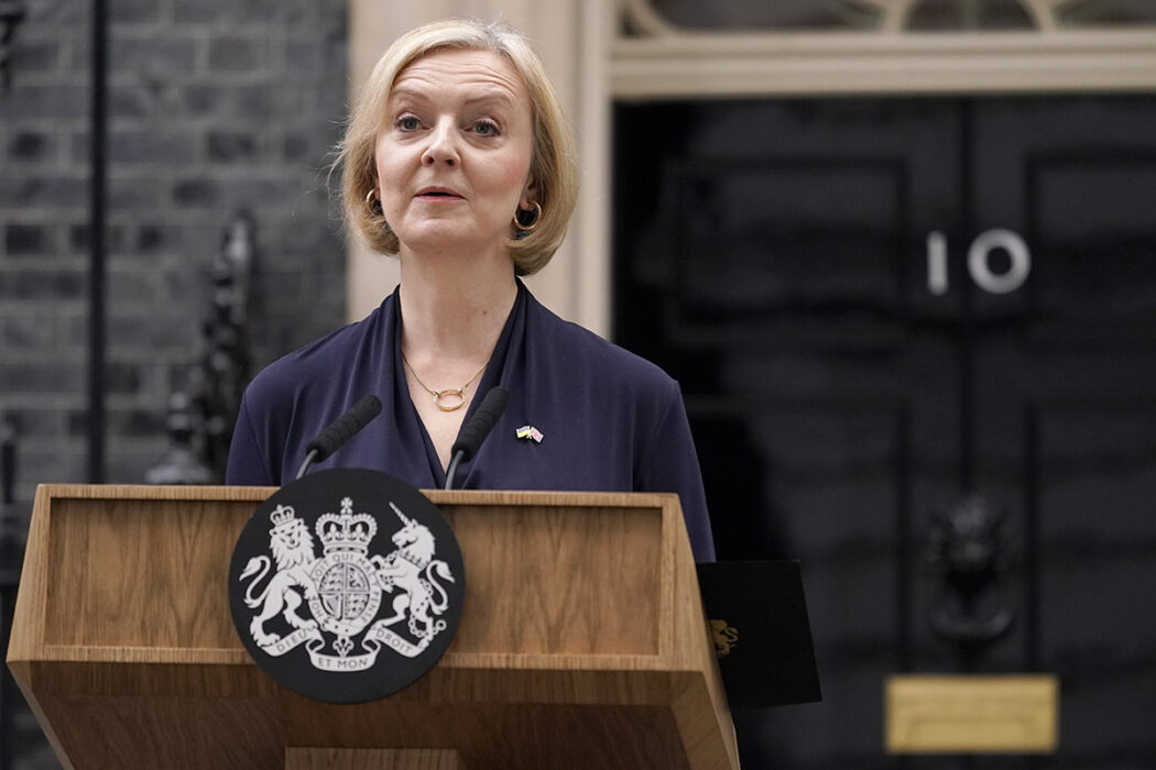 Storbritanniens premiärminister Liz Truss meddelar sin avgång utanför 10 Downing Street.