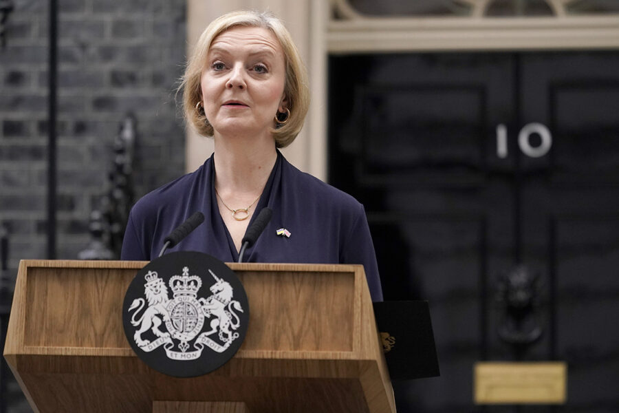 Storbritanniens premiärminister Liz Truss meddelar sin avgång utanför 10 Downing Street.
