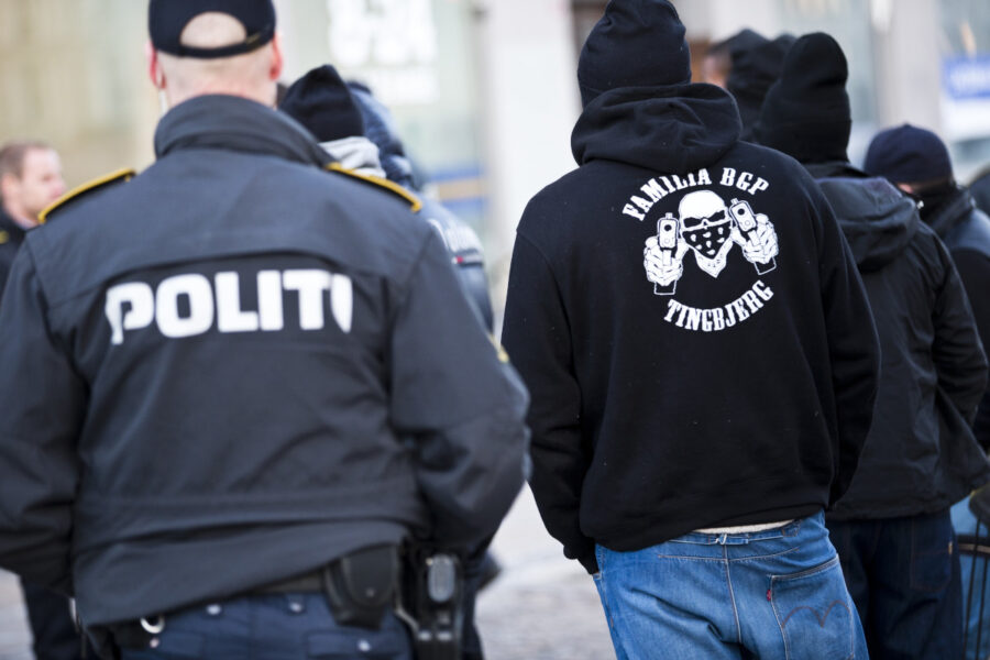 Arkivbild från 2013 på dansk polis och en medlem i gänget Loyal to familia, som i dag är förbjudet i Danmark.