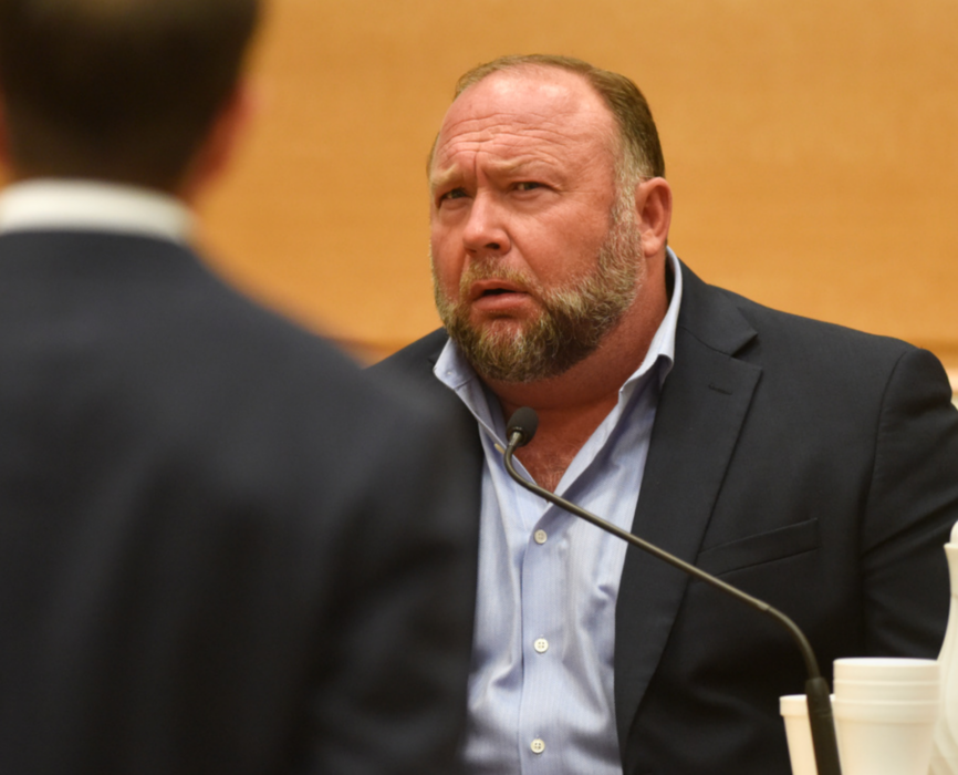Konspirationsteoretikern Alex Jones döms till att betala 965 miljoner dollar.