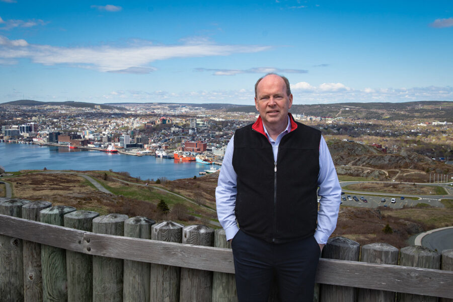 John Abbott tillhör det styrande liberala partiet i Newfoundland och Labrador och är minister för departementet för barn, äldre och social utveckling.