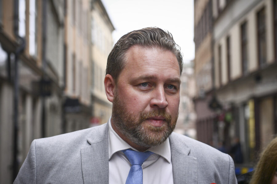 Mattias Karlsson, riksdagsledamot för Sverigedemokraterna och ledamot i partistyrelsen, är ordförande för stiftelsen.