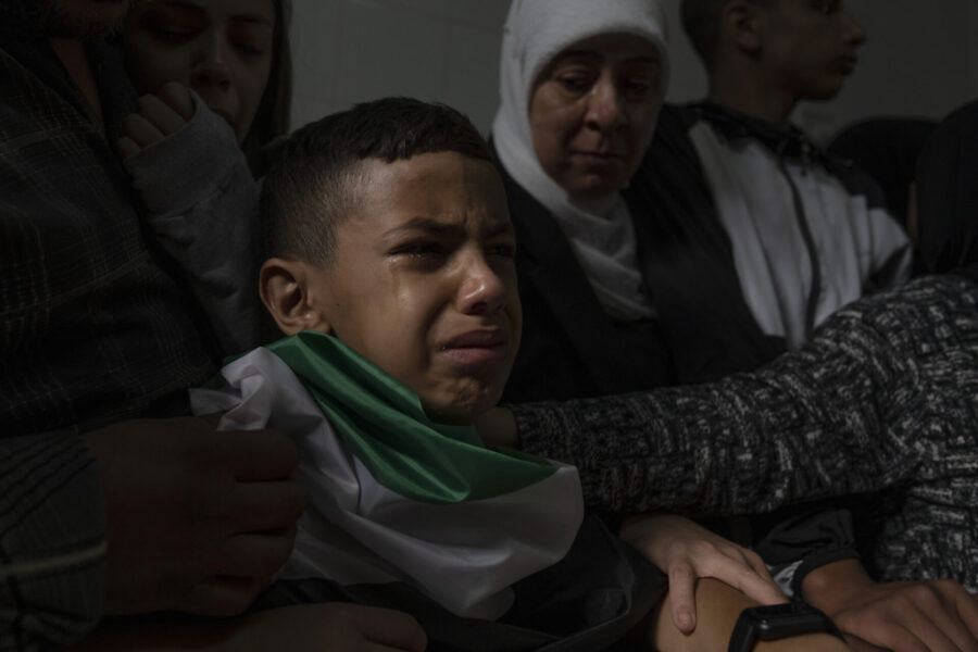 Seif gråter efter att ha sett sin bror Mohammed Fadi Nuri, 16, på dennes begravning.