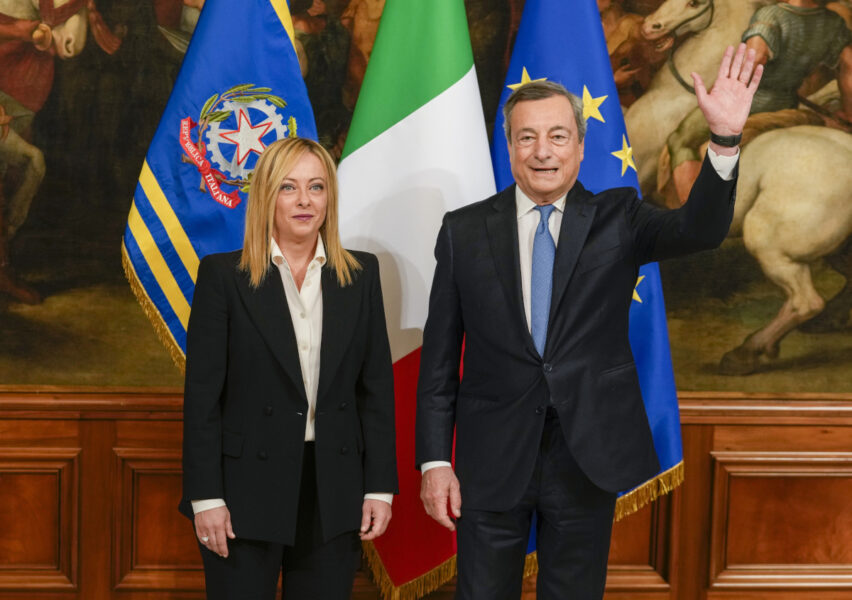 Giorgia Meloni och Mario Draghi i Palazzo Chigi i Rom på söndagen.