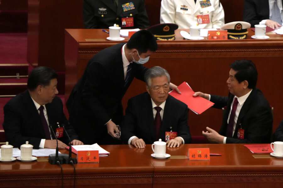 Partitopparna Xi Jinping, Hu Jintao och Li Zhanshu sitter på sina platser vid lördagens avslutning.