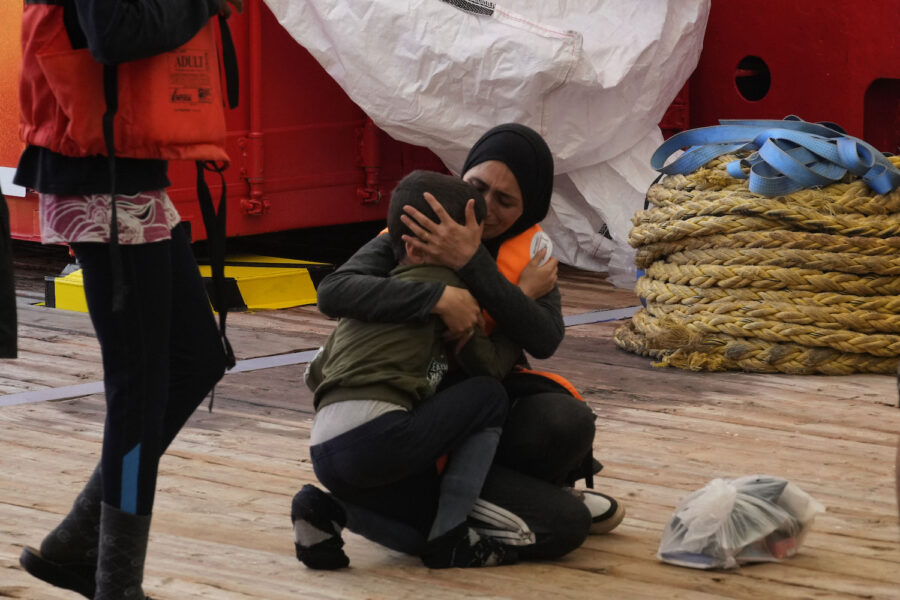 En syrisk kvinna kramar sitt barn efter att ha räddats till havs i Medelhavet under ett försök att ta sig till Europa.
