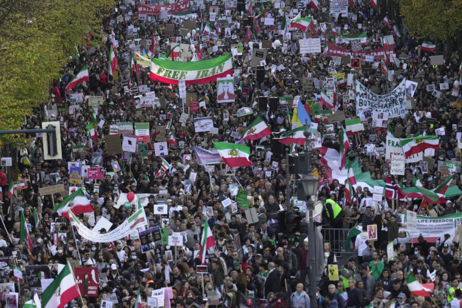 Demonstrationen i Göteborg hade liveinslag från den samtidiga demonstrationen i Berlin, som uppges ha samlat 80 000 deltagare.