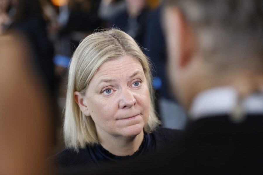 Den just avgångna statsministern och S-ledaren Magdalena Andersson saknar besked om mer pengar till skolan, sjukvården och omsorgen i den nye statsministern Ulf Kristerssons regeringsförklaring.