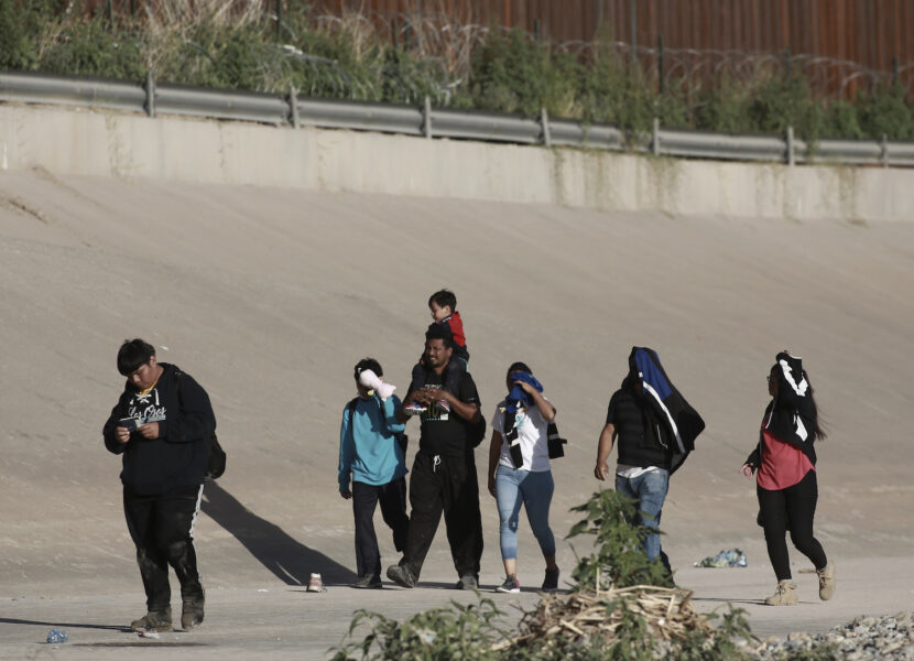 En grupp venezuelanska migranter går mot USA:s gräns för att överlämna sig till gränspatruller i mexikanska Ciudad Juárez den 13 oktober.