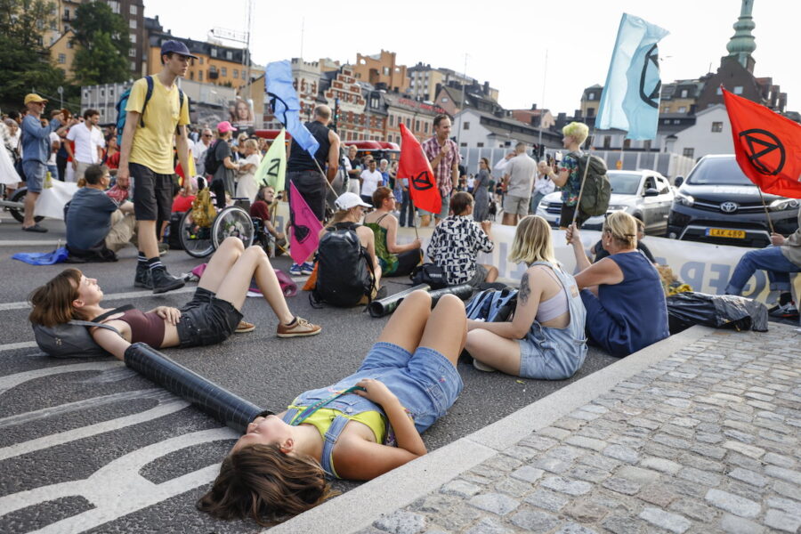 Klimataktivister från Extinction Rebellion vid en vägspärr man i augusti upprättade vid Slussen i Stockholm som en manifestation för klimatet.