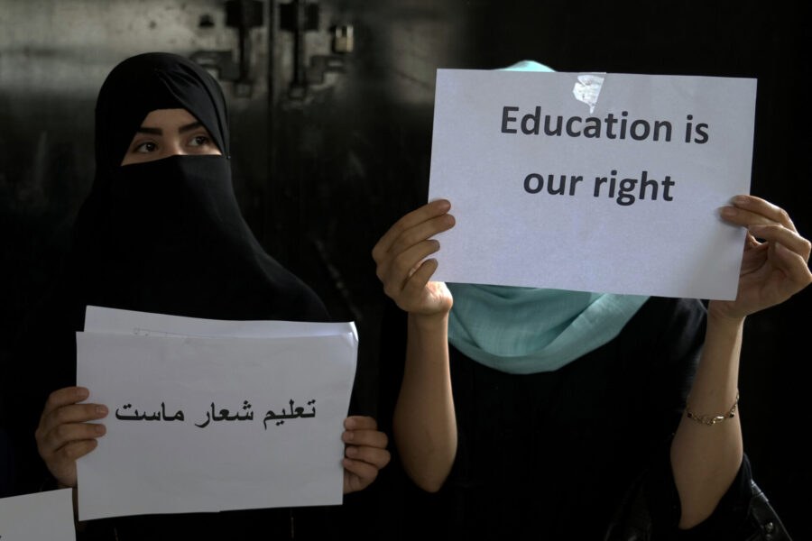 Kvinnor och flickor har på flera håll i landet protesterat mot talibanernas regler, och försökt kräva sina rättigheter trots att det kan vara förenat med stor fara.