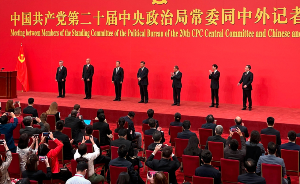 Medlemmarna i politbyråns nyvalda ständiga utskott introduceras i Peking.