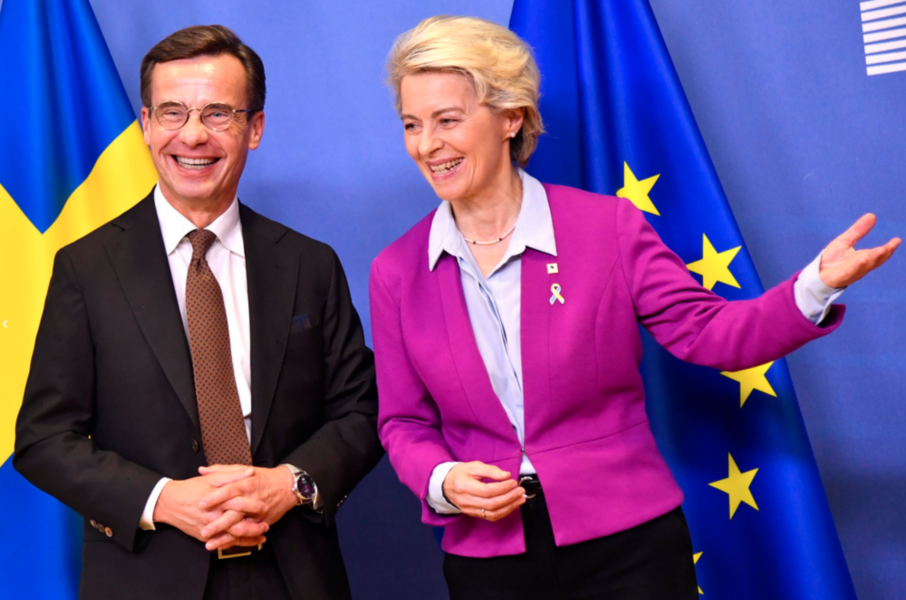 Statsminister Ulf Kristersson tillsammans med EU-kommissionens ordförande Ursula von der Leyen i ett förmöte inför EU-toppmötet i Bryssel.