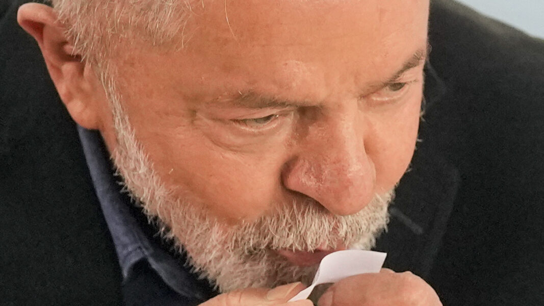 Den brasilianske expresidenten Luiz Inácio Lula da Silva, kysste valsedeln när han röstade i presidentvalet i São Paulo på söndagen.