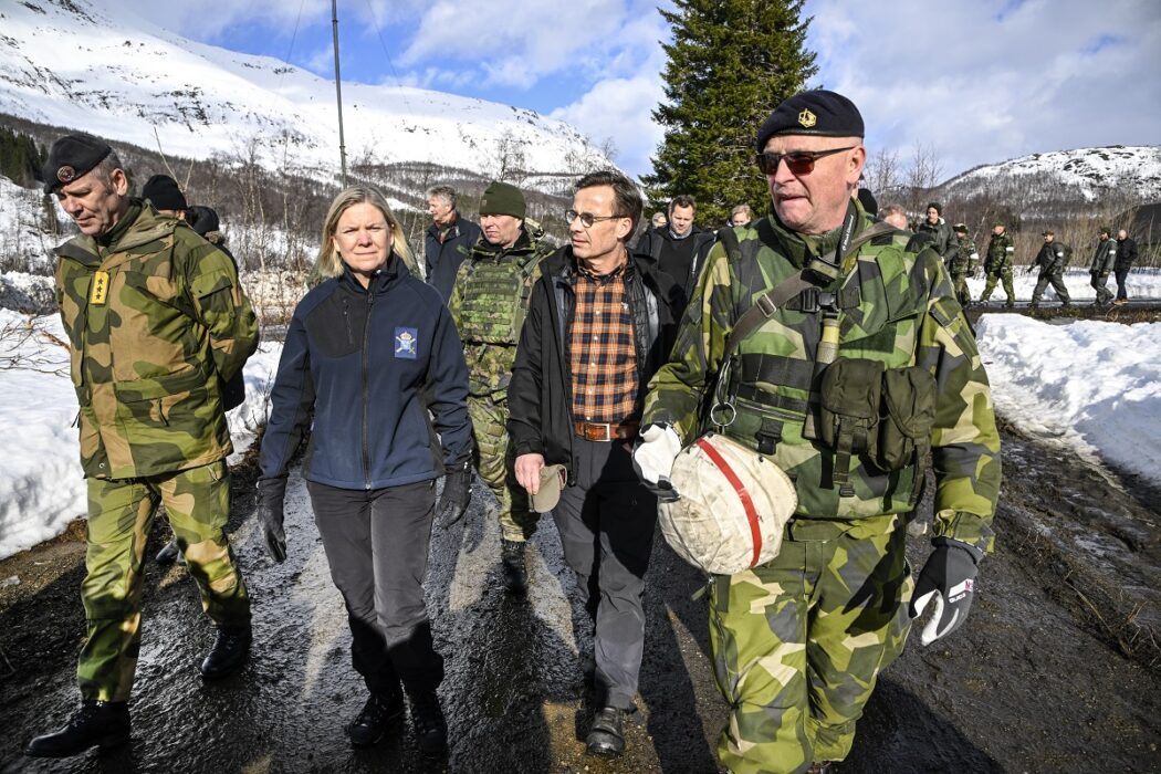 På vilket sätt säkrar vid fred genom att öka den militära upprustningen och kanske placera kärnvapen på svensk mark? Det undrar debattören.