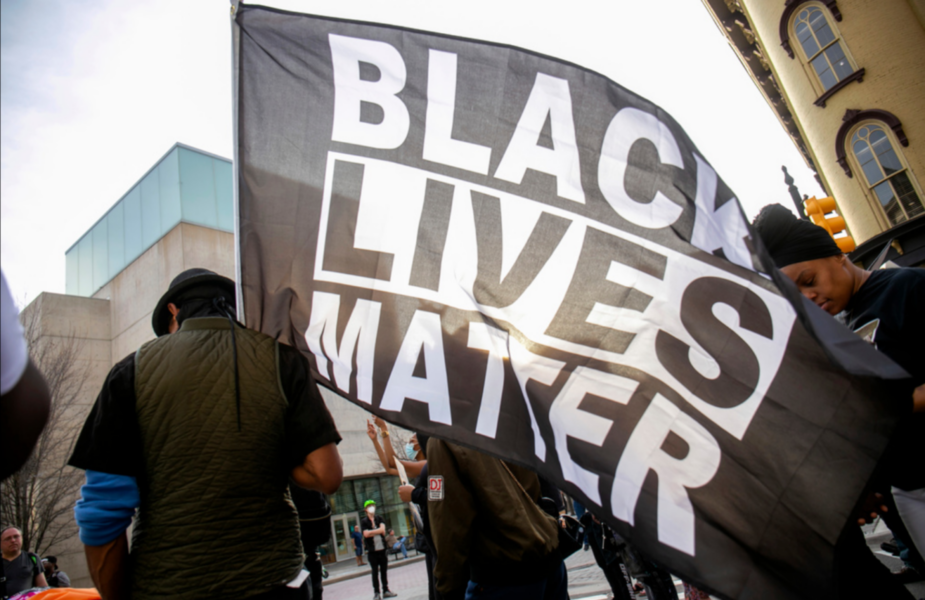 Demonstranter håller i en flagga med texten Black Lives Matter under en manifestation i Michigan, USA, i våras.