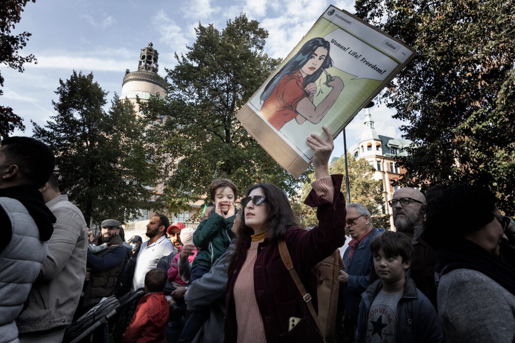 Nära 1 000 personer samlades på Norra Bantorget i Stockholm kort efter det att demonstrationen inleddes.