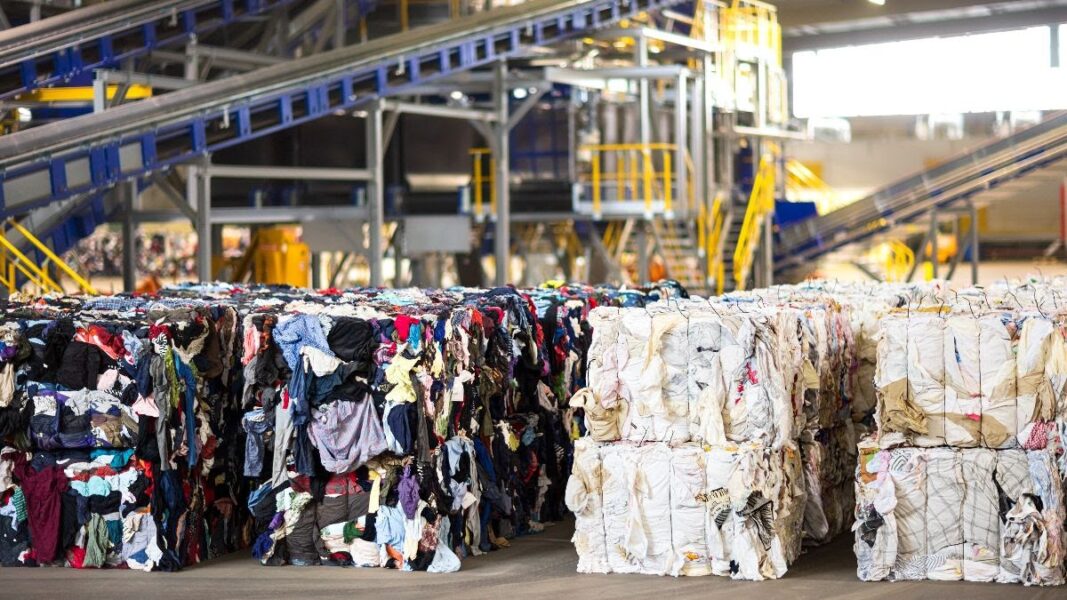 Sorteringsmaskinen Siptex i Malmö som drivs av Sysav i Malmö kan vid full kapacitet sortera 24 000 ton textilier varje år, vilket motsvarar trettio procent av textilierna som slängs i Sverige under samma år.