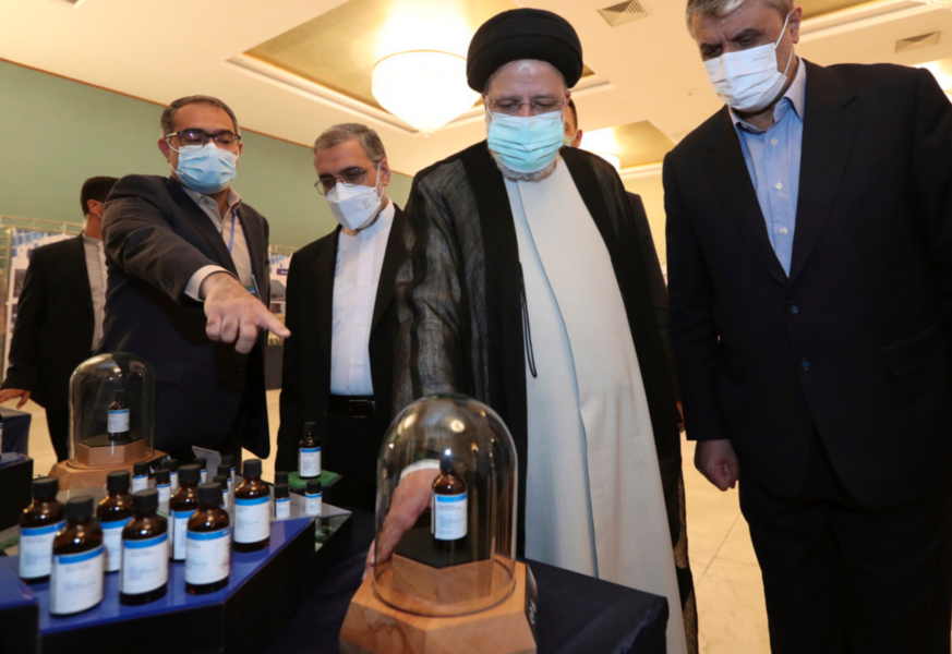 Irans president Ebrahim Raisi får en genomgång av Irans senaste kärnenergiframgångar, i Teheran april 2022.