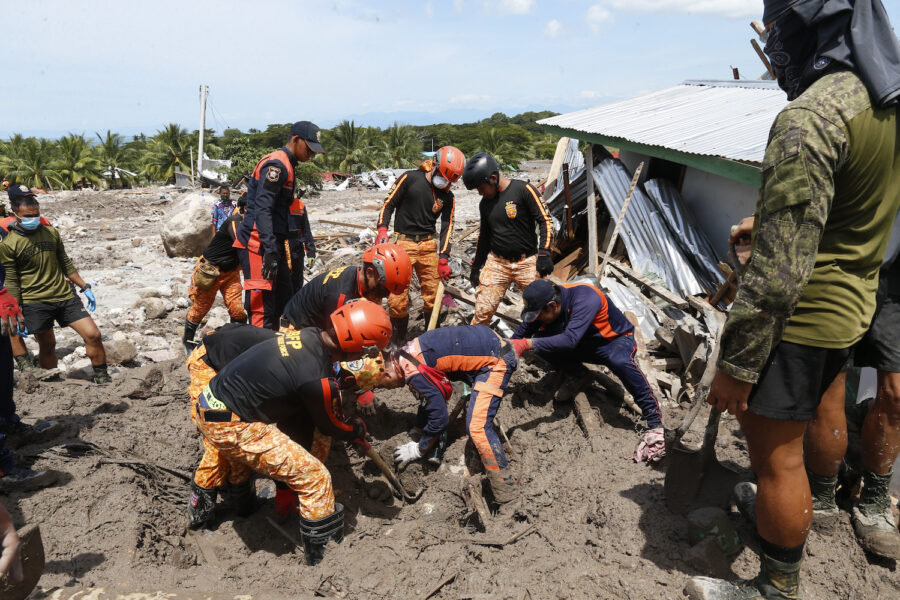 Räddningsarbetare i arbete i Maguindanao-provinsen.