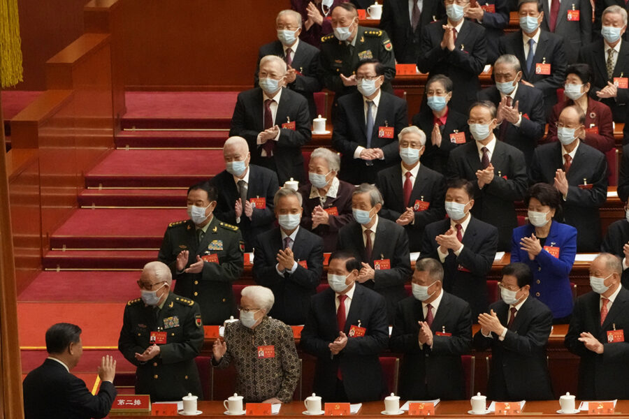 Kinas president Xi Jinping hälsar på den mansdominerade partikongressen.