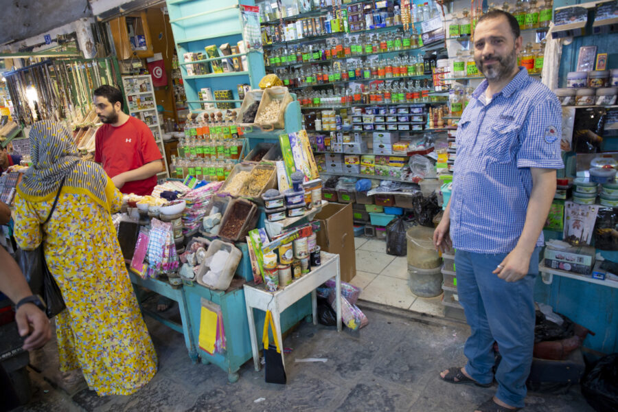 Handlaren Chokri Ben Ammars i sin butik i Tunis.