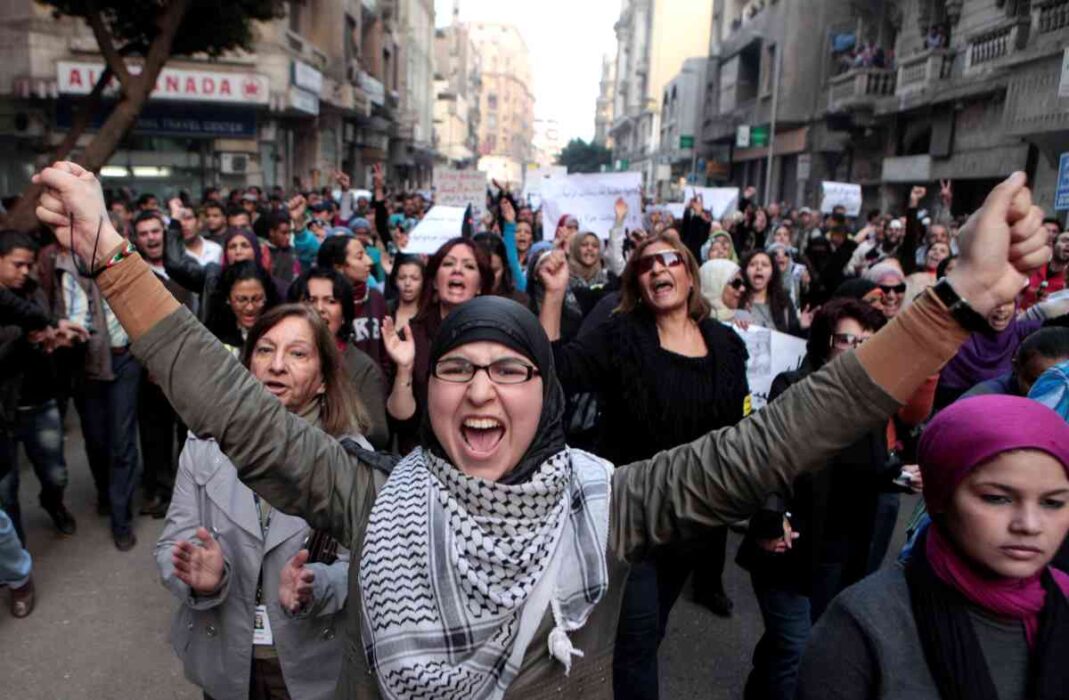 Egyptiska kvinnor protesterar under arabiska våren 2011.
