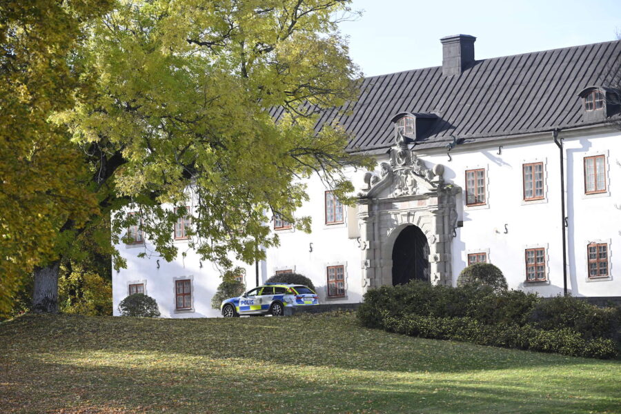 En polisbil stod parkerad vid Tidö slott utanför Västerås på måndagseftermiddagen.