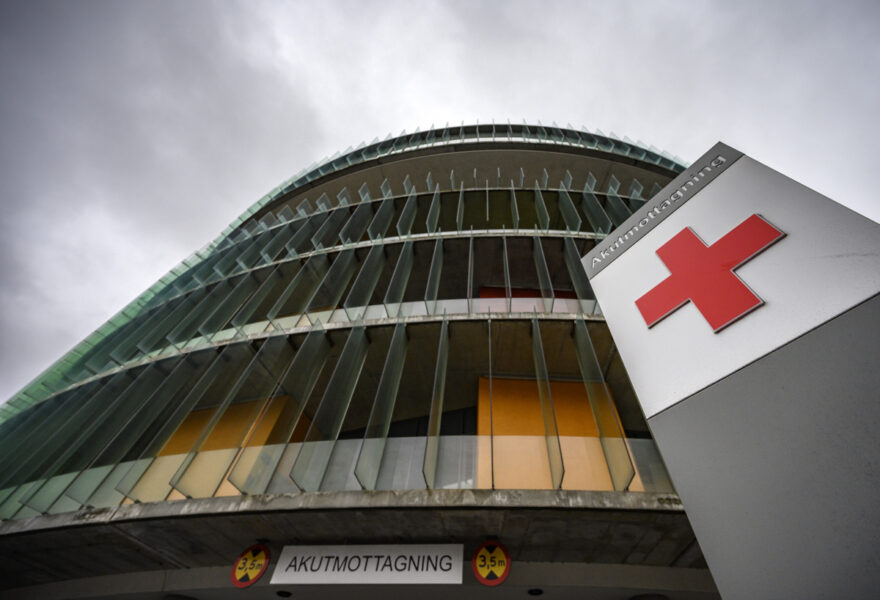 Region Skåne har inte säkerställt att sjukhusen har tillräckligt många vårdplatser, inte heller att det finns den bemanning och kompetens som behövs, enligt Ivo.