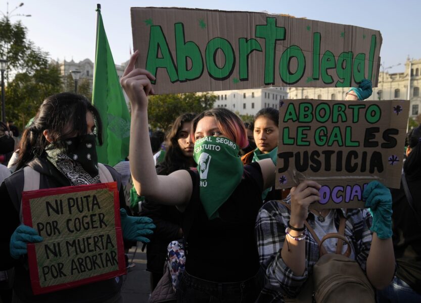 Kvinnor demonstrerade för laglig, gratis och säker abort i Lima i Peru under internationella abortdagen den 28 september.