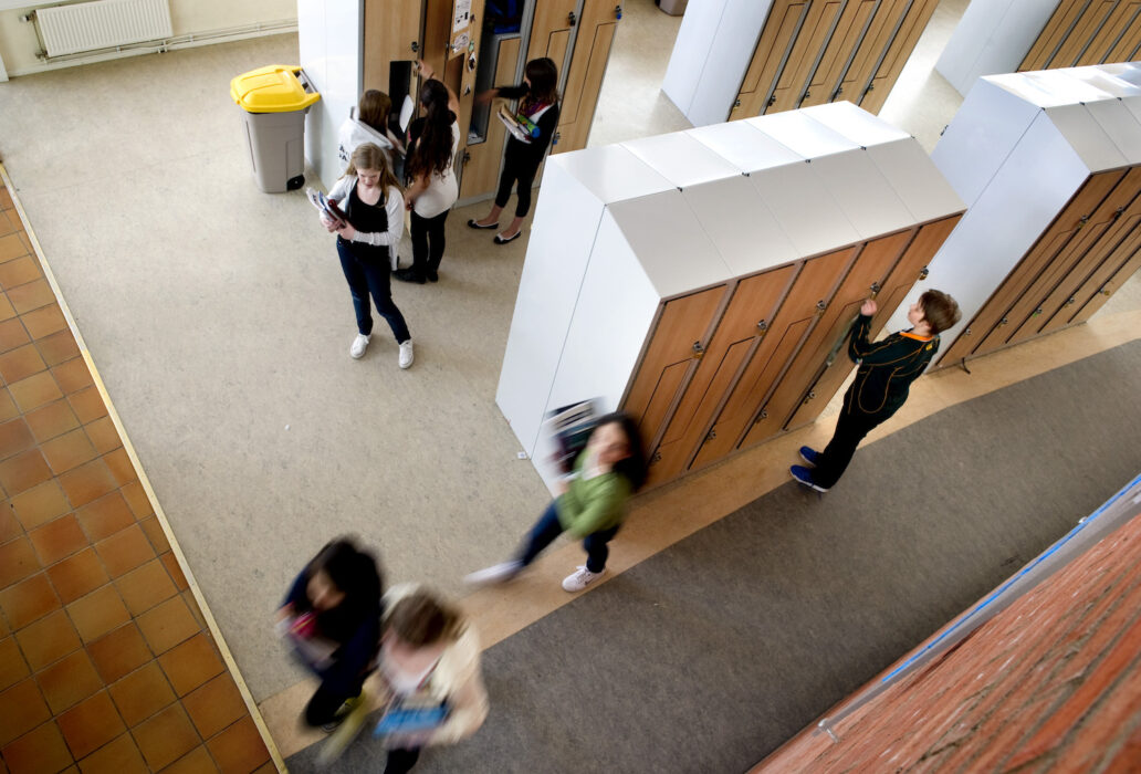 Lämplig längd på kjolen och lämpligt stor urringning får inte vara en skolas klädkod, enligt Skolinspektionen.