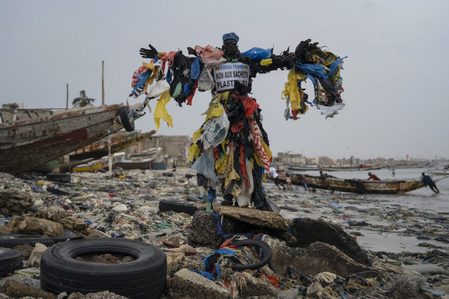 Miljöaktivisten Modou Fall poserar för en bild  på nedskräpade Yarakh Beach i Dakar, Senegal, den 8 november 2022, i samband med det pågående klimattoppmötet Cop27.