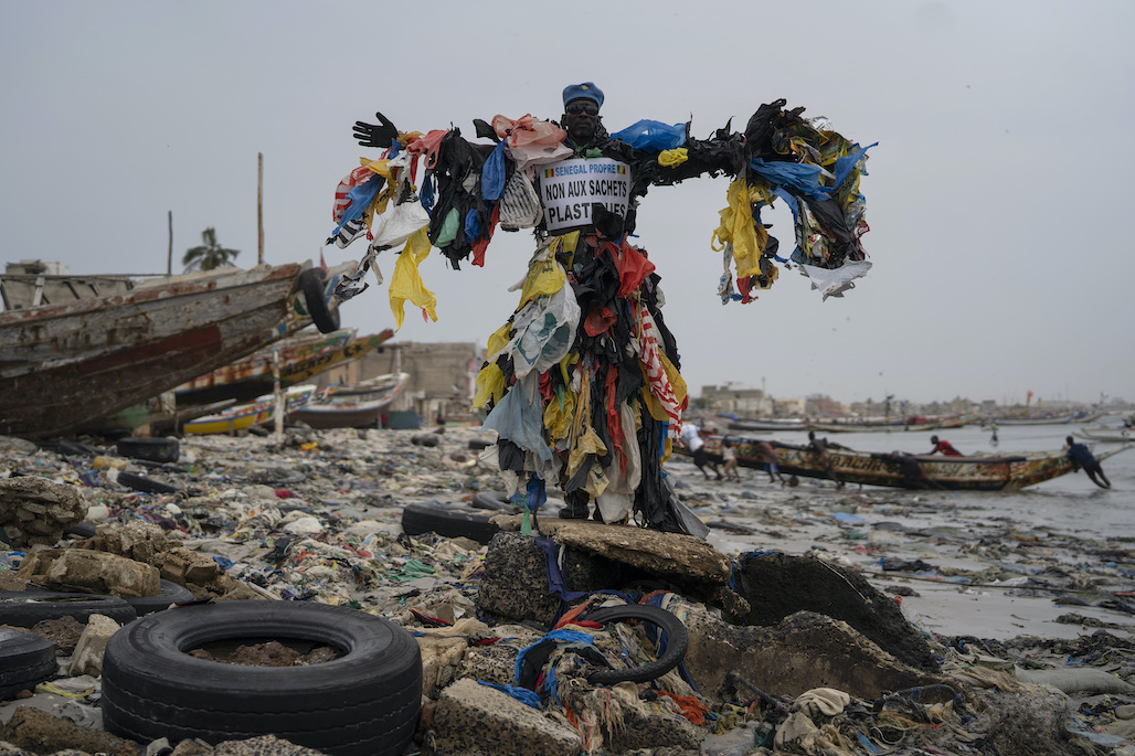 Miljöaktivisten Modou Fall poserar för en bild på nedskräpade Yarakh Beach i Dakar, Senegal, den 8 november 2022, i samband med det pågående klimattoppmötet Cop27.