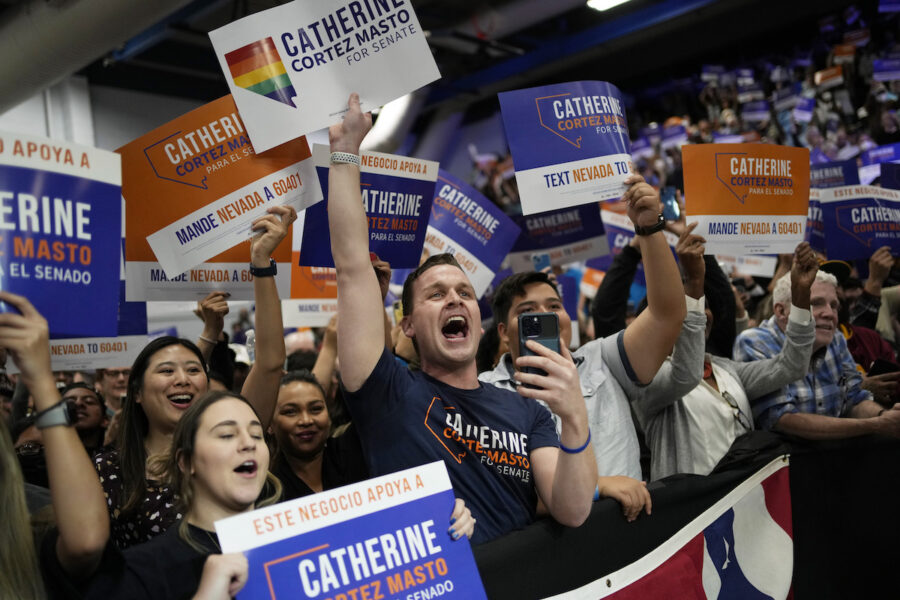 Supportrar den amerikanska senatorn Catherine Cortez Masto jublar vid ett möte i Las Vegas.