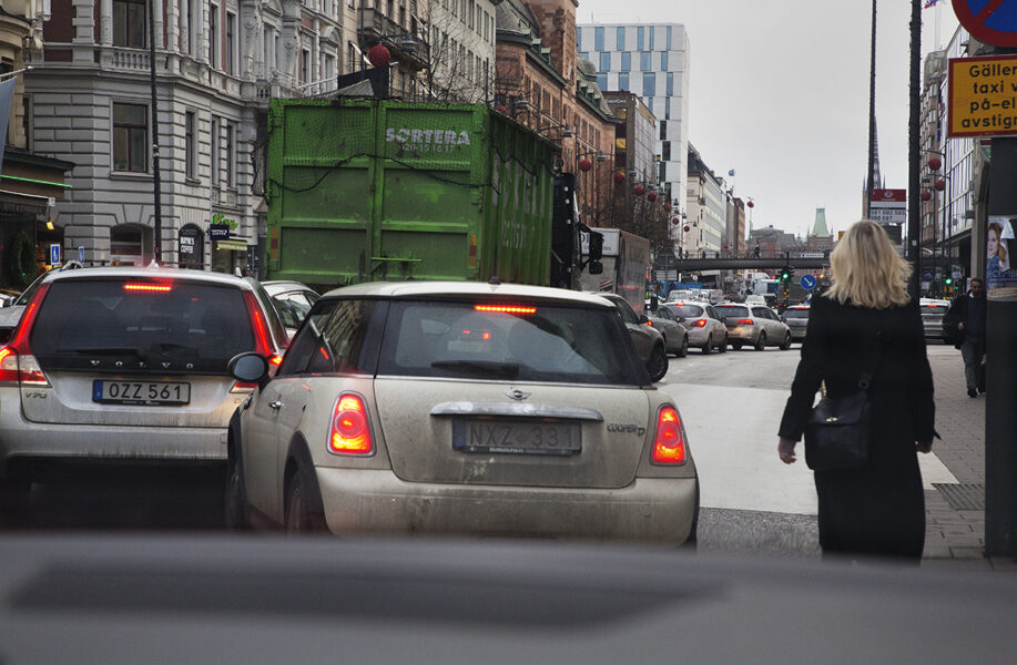 Ta gatan tillbaka? Bilisterna måste backa när städerna ska bli hållbara, menar forskaren Alexander Ståhle.