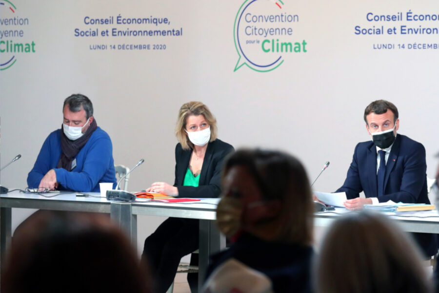 Frankrikes president Emmanuel Macron och deras minister för klimat Barbara Pompili närvarar vid ett medborgarråd för klimatet.