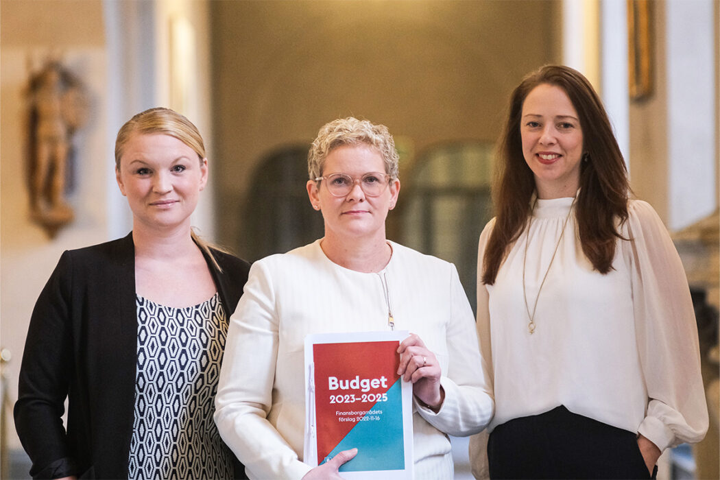 Clara Lindblom (V), Karin Wanngård (S) och Åsa Lindhagen (MP) presenterar budgeten för Stockholm stad under en pressträff.