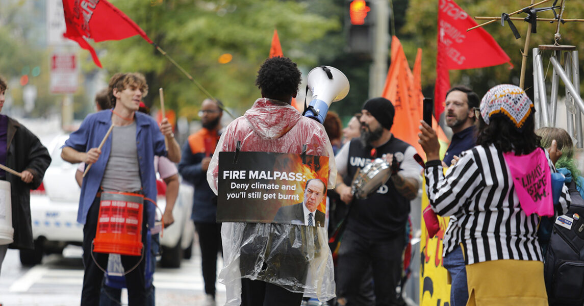 Aktivister för klimaträttvisa demonstrerar under Världsbankens årsmöte den 13 oktober i år i Washington.