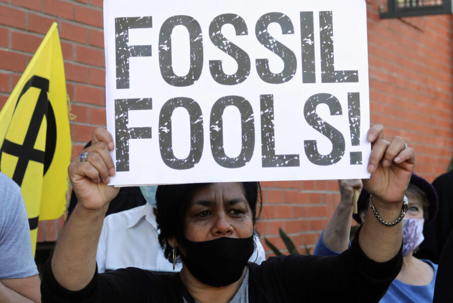 Klimataktivist i Sydafrika protesterar mot användandet av fossila bränslen Spänningarna i världen lär öka i takt med att planeten bli varmare.