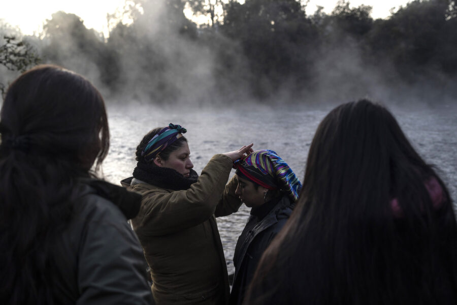 Kvinnor deltar i en ritual i södra Chile i samband med firandet av mapuche-folkets nyår, den 26 juni.