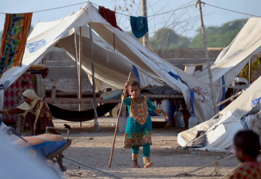 En flicka vid tältläger i Jaffarabad, Pakistan, där översvämningarna fått enorma konsekvenser och krävt minst 1 700 människoliv.