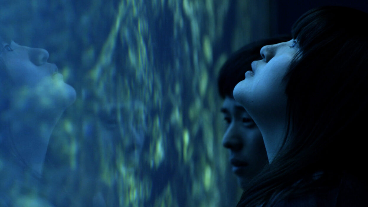 Den japanska dokumentärfilmen All of our heartbeats are connected through exploding stars tar oss med på en resa under havsytan.