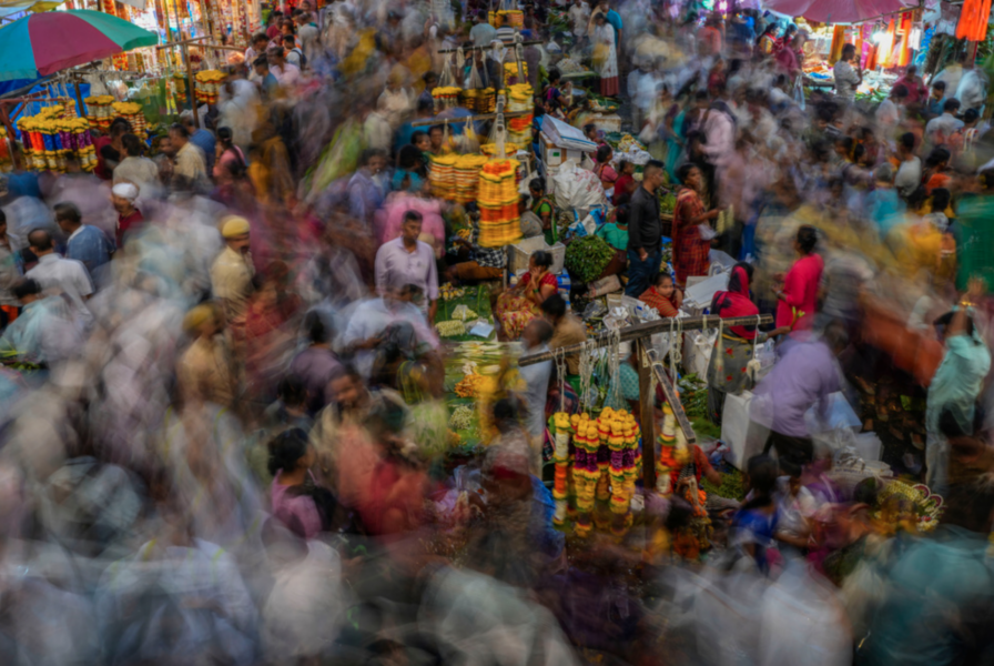 Folkmassor vid en marknad i indiska Bombay.